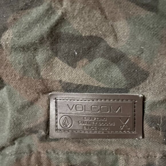 Women's Volcom Army Print Insulated Button Down (L) - Picture 2 of 5